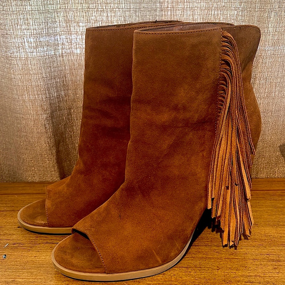 Camel suede low toeless boot! So cute